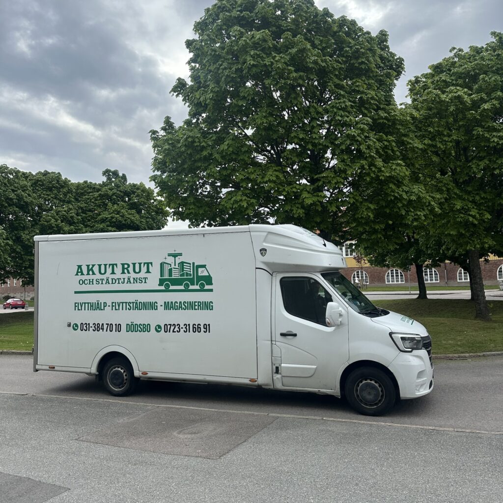 Flyttbil från Akut RUT och Städtjänst parkerad i Göteborg inför flytt och transportuppdrag